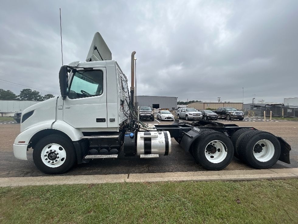 Day Cab Tractor-Heavy Duty Tractors-Volvo-2020-VNR64300-Richland-MS-231,363\n\t\tmiles-$ 58,500 - Image 4