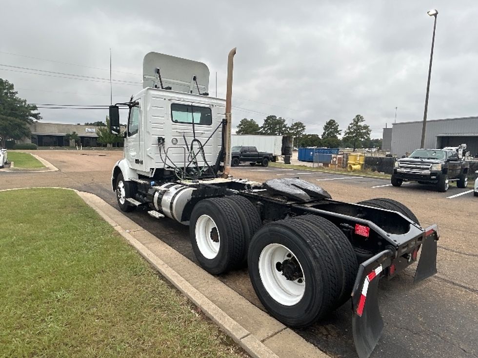 Day Cab Tractor-Heavy Duty Tractors-Volvo-2020-VNR64300-Richland-MS-231,363\n\t\tmiles-$ 58,500 - Image 5