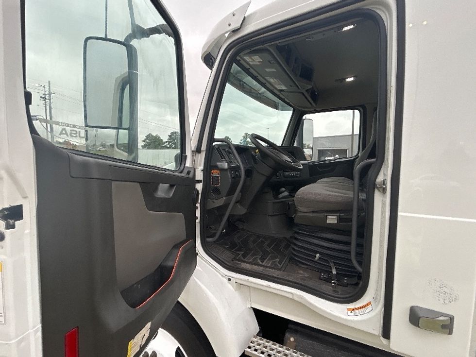 Day Cab Tractor-Heavy Duty Tractors-Volvo-2020-VNR64300-Richland-MS-231,363\n\t\tmiles-$ 58,500 - Image 9