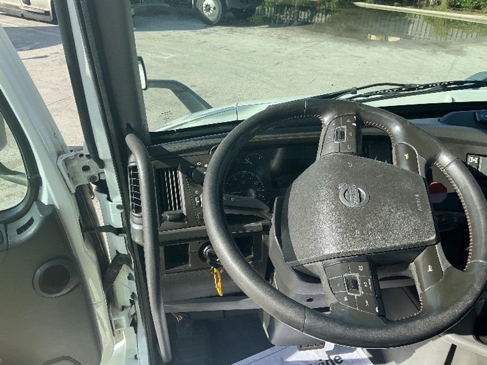 Day Cab Tractor-Heavy Duty Tractors-Volvo-2020-VNR64300-Riviera Beach-FL-401,018\n\t\tmiles-$ 46,750 - Image 11