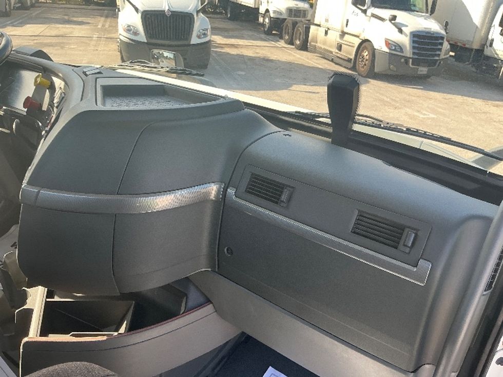 Day Cab Tractor-Heavy Duty Tractors-Volvo-2020-VNR64300-Riviera Beach-FL-401,018\n\t\tmiles-$ 46,750 - Image 13