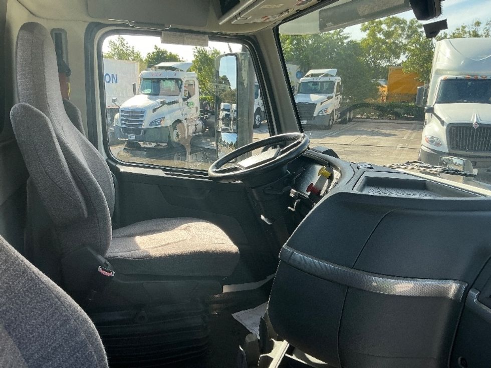 Day Cab Tractor-Heavy Duty Tractors-Volvo-2020-VNR64300-Riviera Beach-FL-401,018\n\t\tmiles-$ 46,750 - Image 14