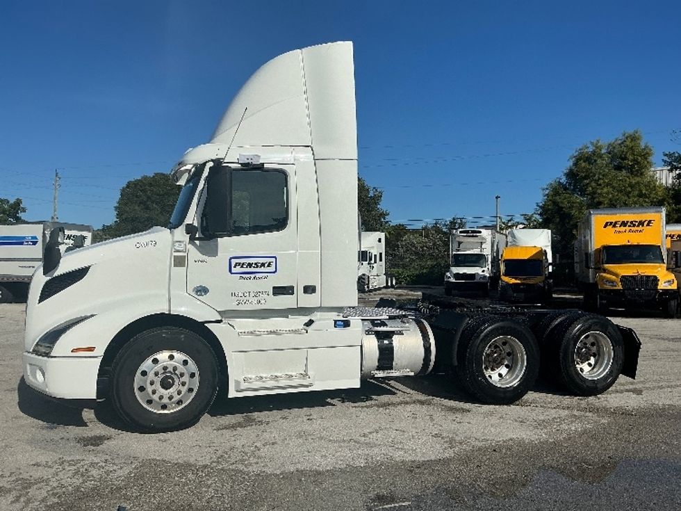 Day Cab Tractor-Heavy Duty Tractors-Volvo-2020-VNR64300-Riviera Beach-FL-401,018\n\t\tmiles-$ 46,750 - Image 4