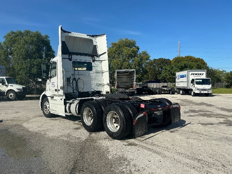 Day Cab Tractor-Heavy Duty Tractors-Volvo-2020-VNR64300-Riviera Beach-FL-401,018\n\t\tmiles-$ 46,750 - Image 5