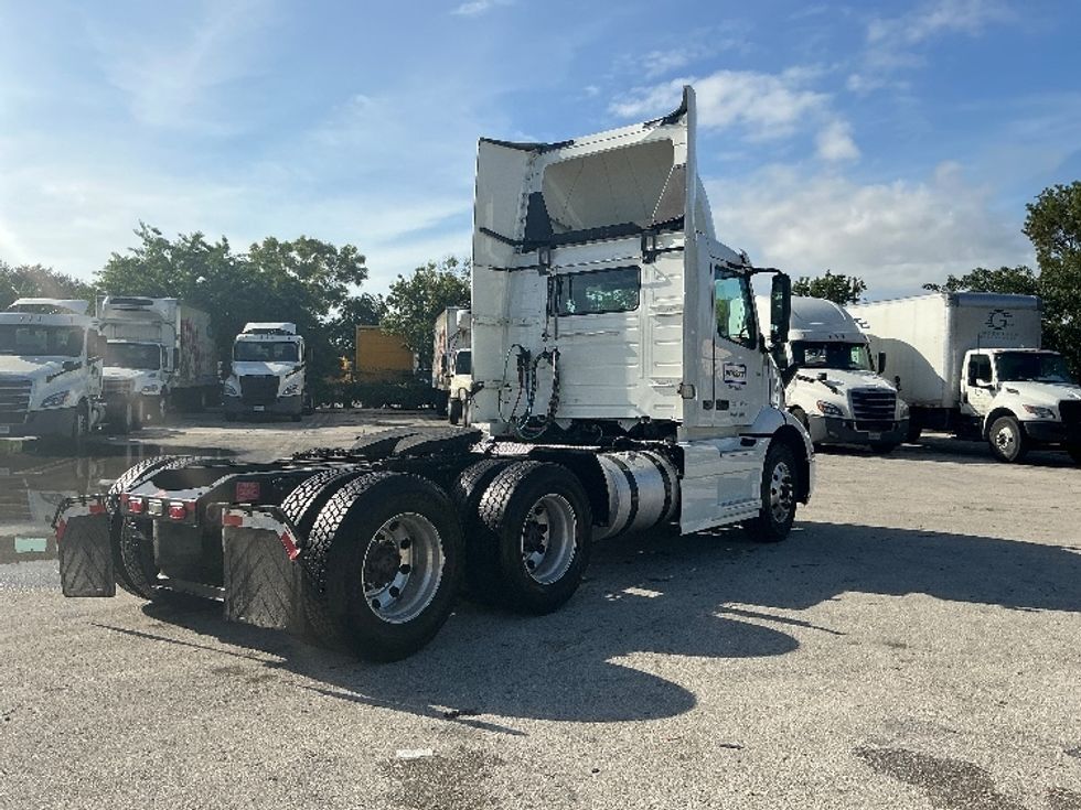 Day Cab Tractor-Heavy Duty Tractors-Volvo-2020-VNR64300-Riviera Beach-FL-401,018\n\t\tmiles-$ 46,750 - Image 7