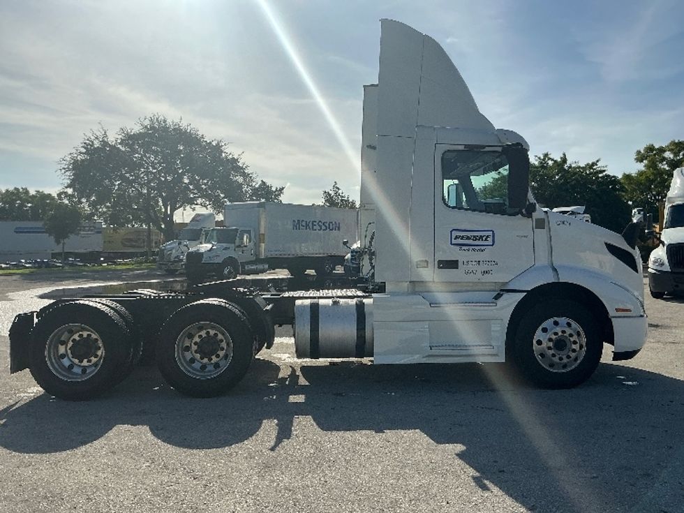 Day Cab Tractor-Heavy Duty Tractors-Volvo-2020-VNR64300-Riviera Beach-FL-401,018\n\t\tmiles-$ 46,750 - Image 8