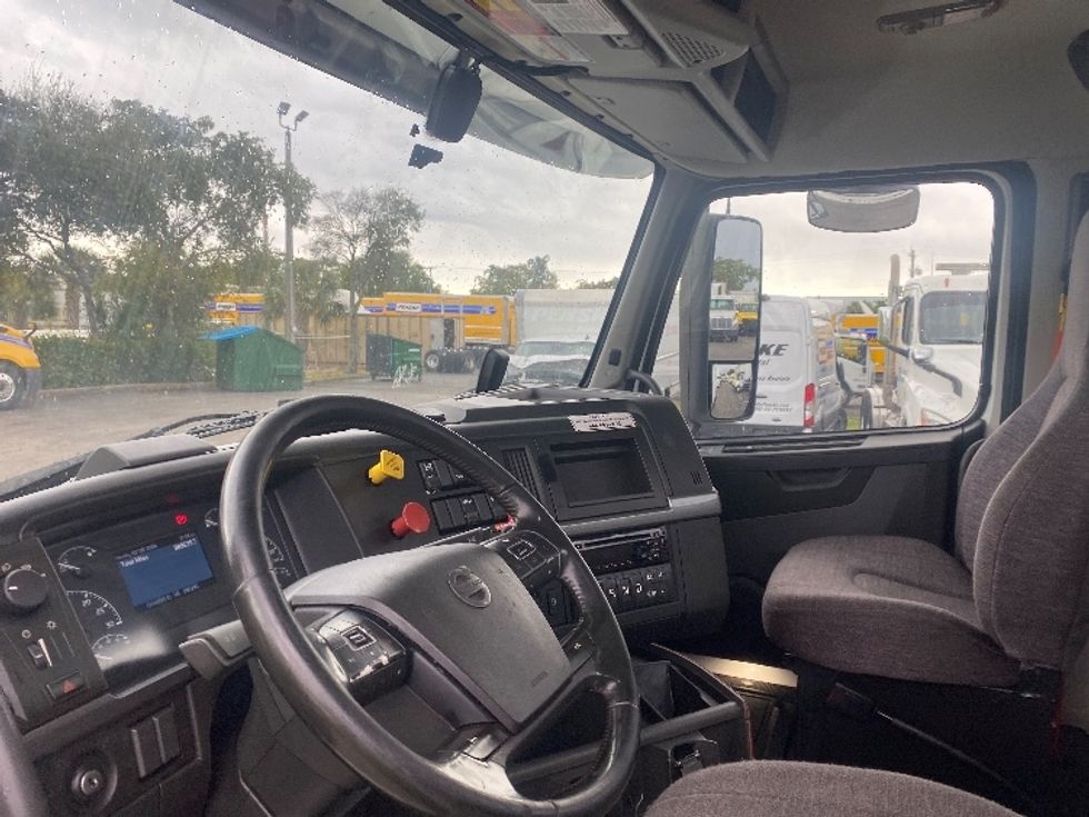 Day Cab Tractor-Heavy Duty Tractors-Volvo-2020-VNR64300-Riviera Beach-FL-434,576\n\t\tmiles-$ 44,250 - Image 10
