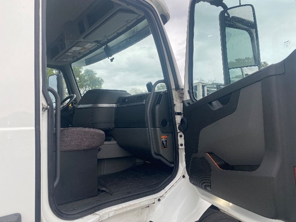Day Cab Tractor-Heavy Duty Tractors-Volvo-2020-VNR64300-Riviera Beach-FL-434,576\n\t\tmiles-$ 44,250 - Image 12