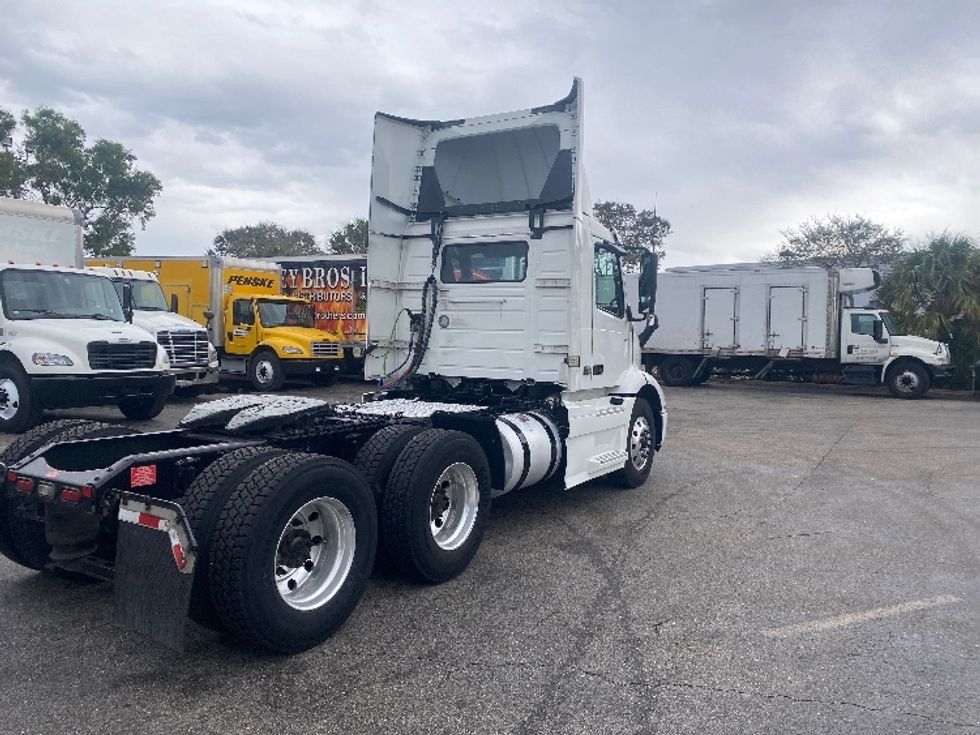Day Cab Tractor-Heavy Duty Tractors-Volvo-2020-VNR64300-Riviera Beach-FL-434,576\n\t\tmiles-$ 44,250 - Image 7
