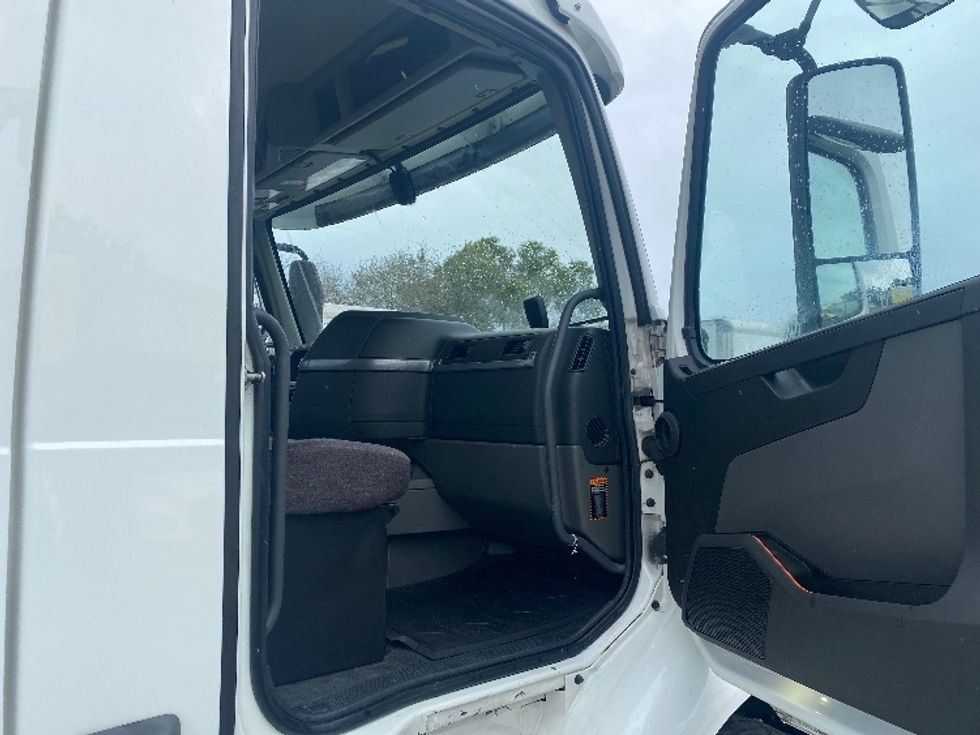 Day Cab Tractor-Heavy Duty Tractors-Volvo-2020-VNR64300-Riviera Beach-FL-468,915\n\t\tmiles-$ 44,250 - Image 12