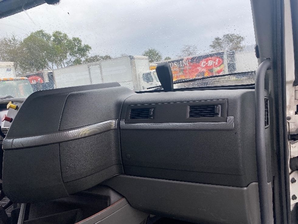 Day Cab Tractor-Heavy Duty Tractors-Volvo-2020-VNR64300-Riviera Beach-FL-468,915\n\t\tmiles-$ 44,250 - Image 13