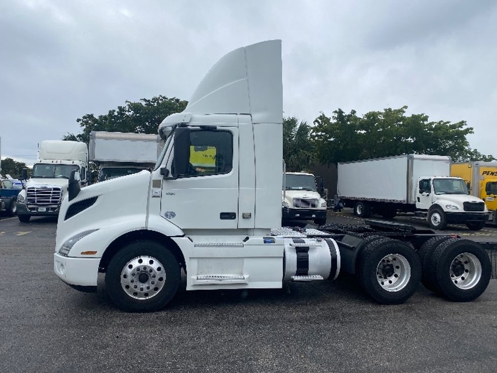 Day Cab Tractor-Heavy Duty Tractors-Volvo-2020-VNR64300-Riviera Beach-FL-468,915\n\t\tmiles-$ 44,250 - Image 4