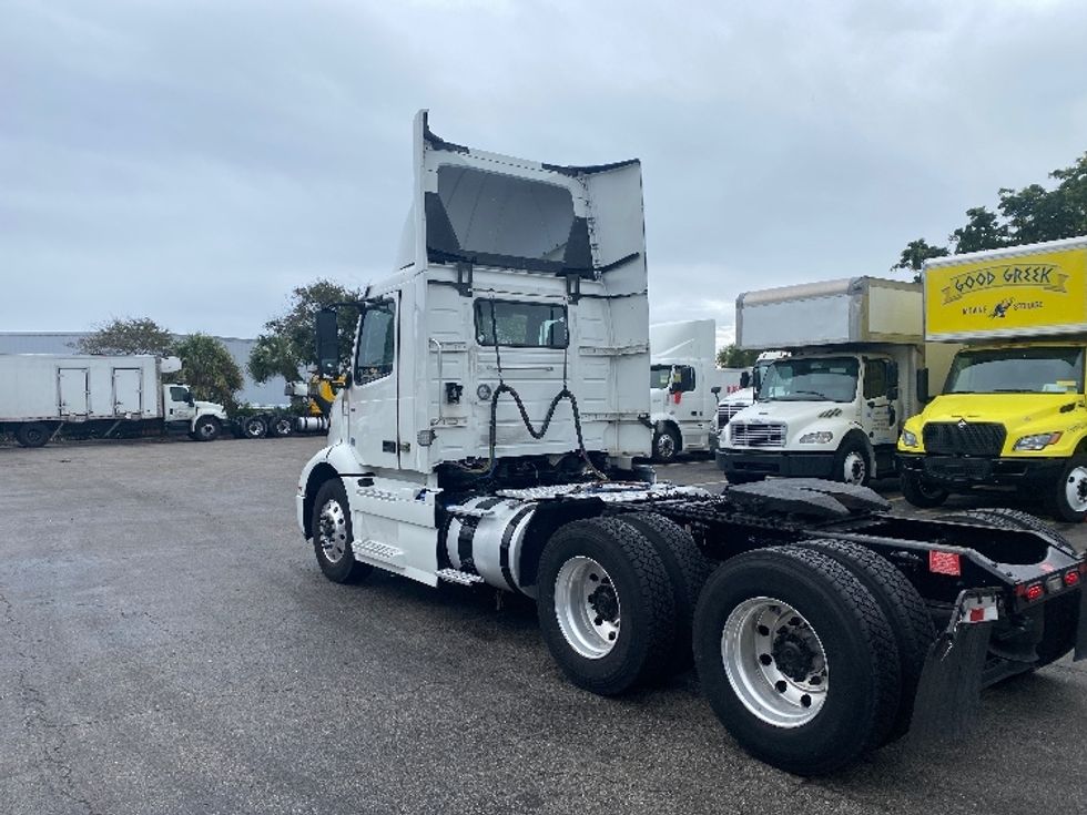 Day Cab Tractor-Heavy Duty Tractors-Volvo-2020-VNR64300-Riviera Beach-FL-468,915\n\t\tmiles-$ 44,250 - Image 5