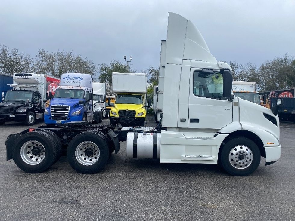 Day Cab Tractor-Heavy Duty Tractors-Volvo-2020-VNR64300-Riviera Beach-FL-468,915\n\t\tmiles-$ 44,250 - Image 8