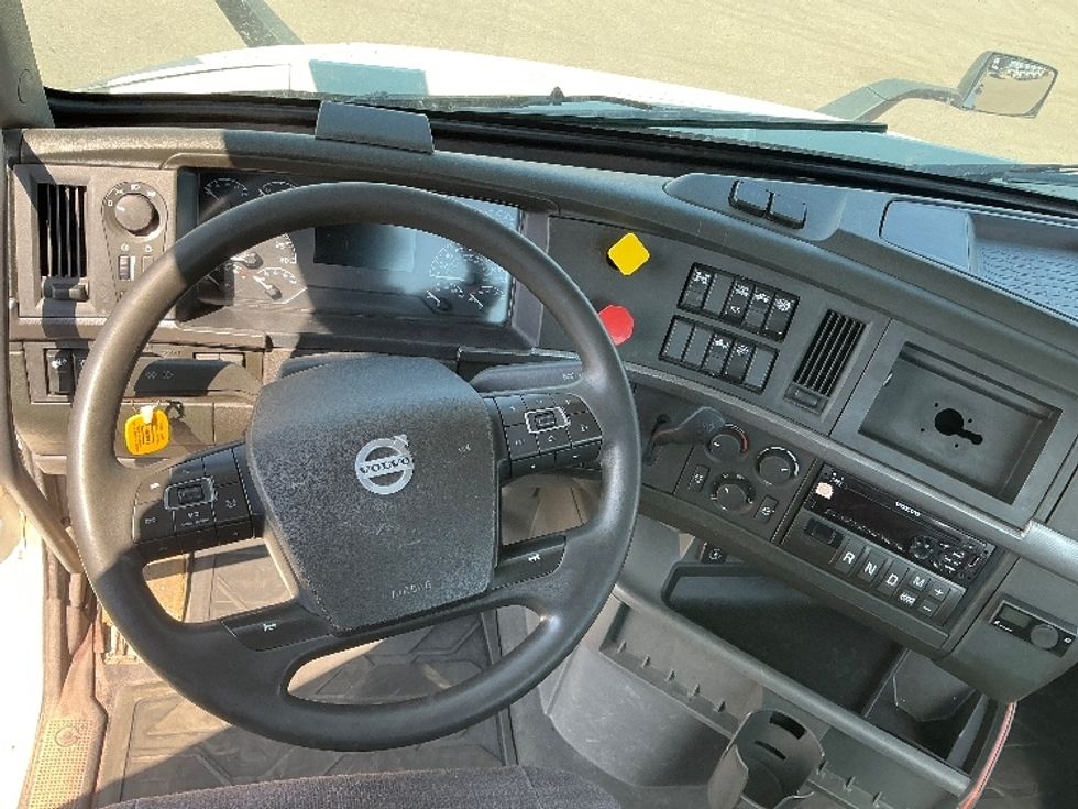 Day Cab Tractor-Heavy Duty Tractors-Volvo-2020-VNR64300-Rocky View County-AB-1,084,527\n\t\tkm-$ 38,000 - Image 11