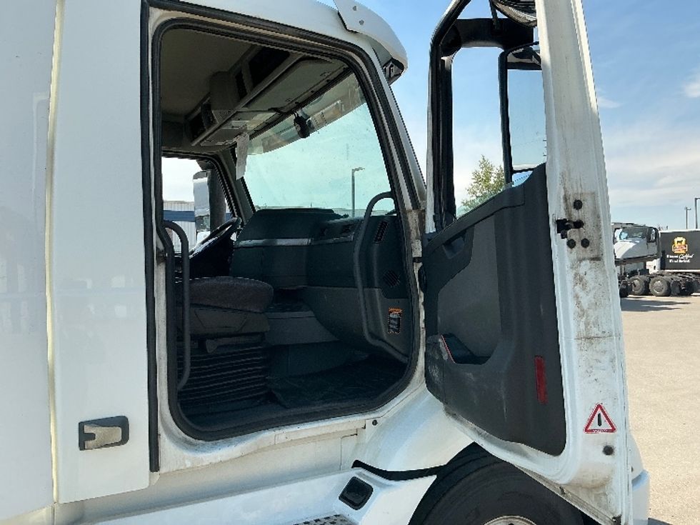 Day Cab Tractor-Heavy Duty Tractors-Volvo-2020-VNR64300-Rocky View County-AB-1,084,527\n\t\tkm-$ 38,000 - Image 12