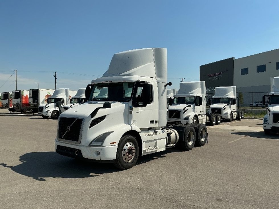 Day Cab Tractor-Heavy Duty Tractors-Volvo-2020-VNR64300-Rocky View County-AB-1,084,527\n\t\tkm-$ 38,000 - Image 3