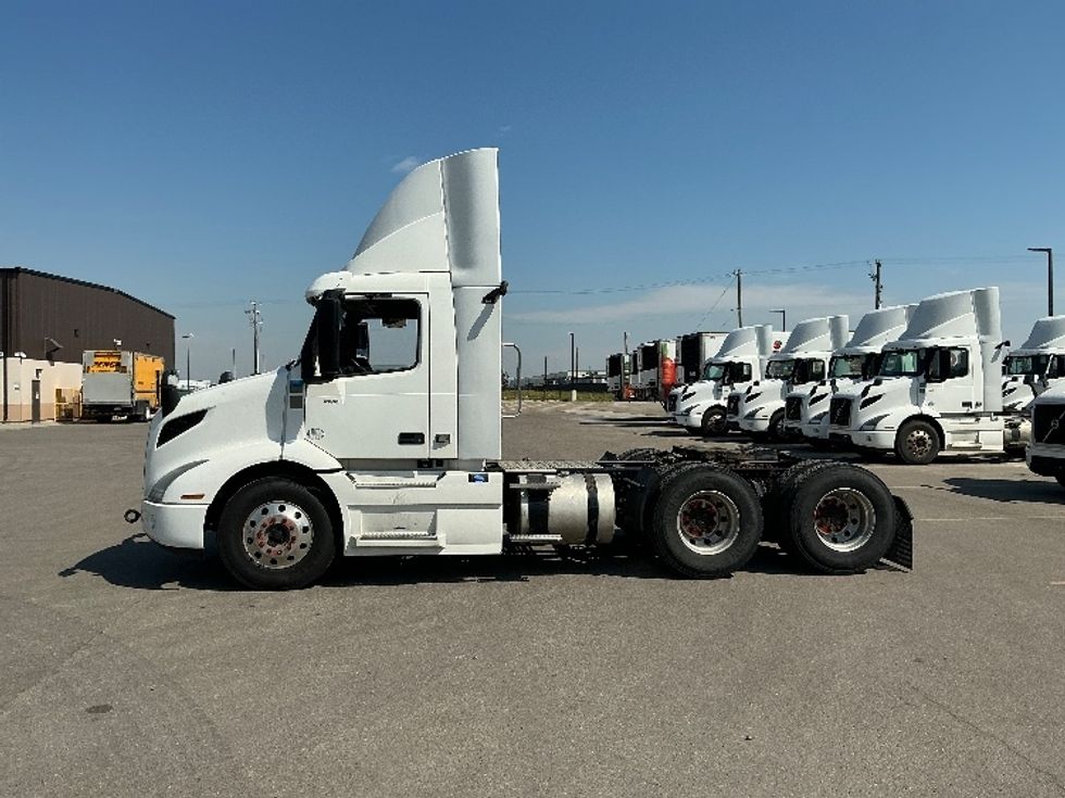 Day Cab Tractor-Heavy Duty Tractors-Volvo-2020-VNR64300-Rocky View County-AB-1,084,527\n\t\tkm-$ 38,000 - Image 4