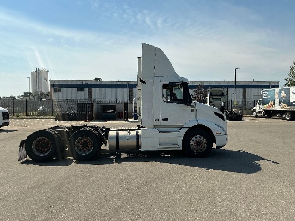 Day Cab Tractor-Heavy Duty Tractors-Volvo-2020-VNR64300-Rocky View County-AB-1,084,527\n\t\tkm-$ 38,000 - Image 8