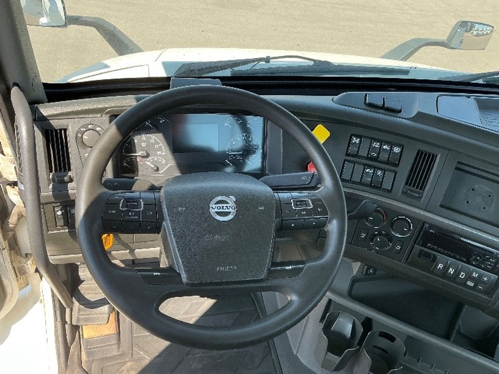 Day Cab Tractor-Heavy Duty Tractors-Volvo-2020-VNR64300-Rocky View County-AB-1,088,925\n\t\tkm-$ 37,750 - Image 11