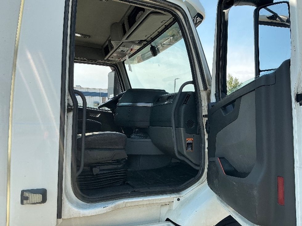 Day Cab Tractor-Heavy Duty Tractors-Volvo-2020-VNR64300-Rocky View County-AB-1,088,925\n\t\tkm-$ 37,750 - Image 12