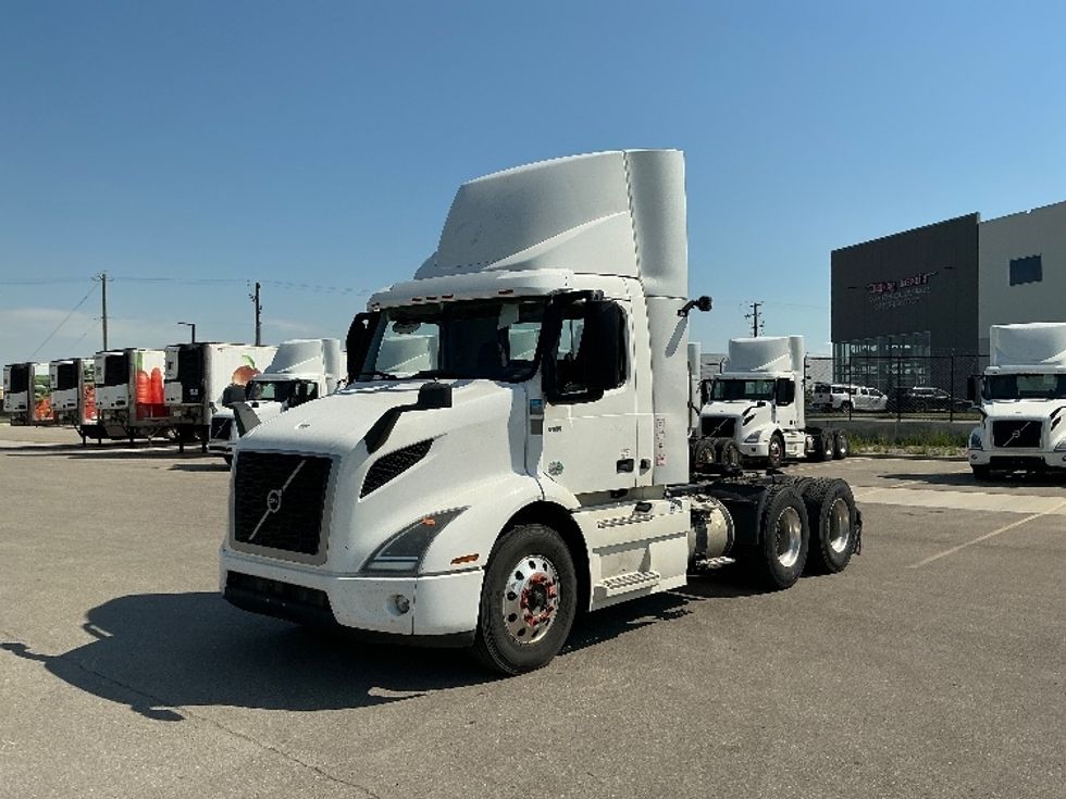 Day Cab Tractor-Heavy Duty Tractors-Volvo-2020-VNR64300-Rocky View County-AB-1,088,925\n\t\tkm-$ 37,750 - Image 3
