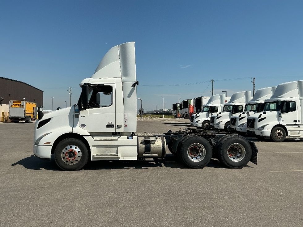 Day Cab Tractor-Heavy Duty Tractors-Volvo-2020-VNR64300-Rocky View County-AB-1,088,925\n\t\tkm-$ 37,750 - Image 4