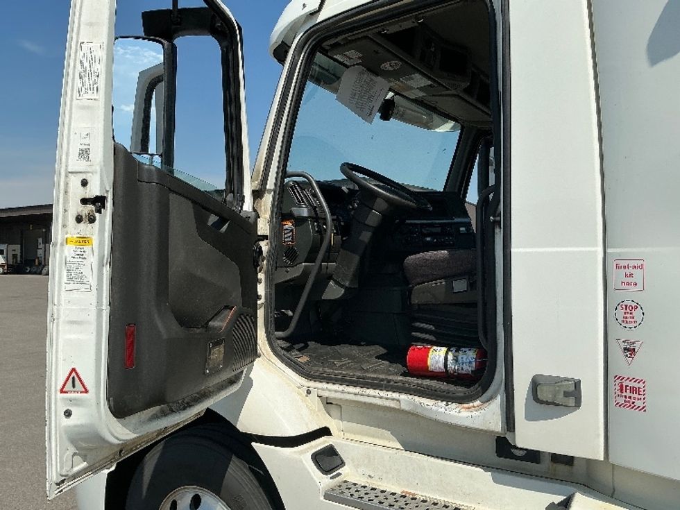 Day Cab Tractor-Heavy Duty Tractors-Volvo-2020-VNR64300-Rocky View County-AB-1,088,925\n\t\tkm-$ 37,750 - Image 9