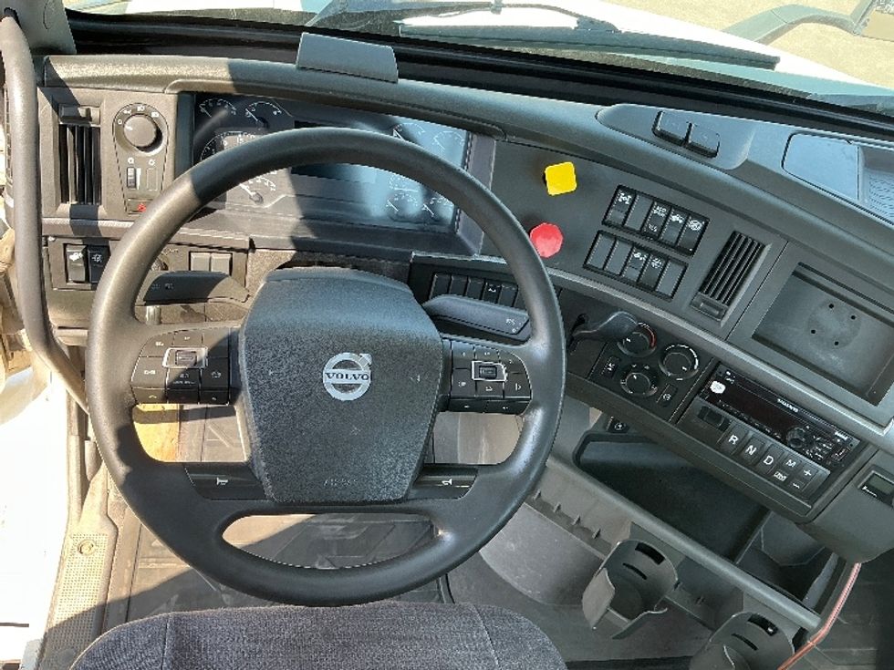 Day Cab Tractor-Heavy Duty Tractors-Volvo-2020-VNR64300-Rocky View County-AB-1,095,912\n\t\tkm-$ 36,750 - Image 11