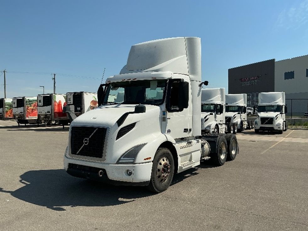 Day Cab Tractor-Heavy Duty Tractors-Volvo-2020-VNR64300-Rocky View County-AB-1,095,912\n\t\tkm-$ 36,750 - Image 3