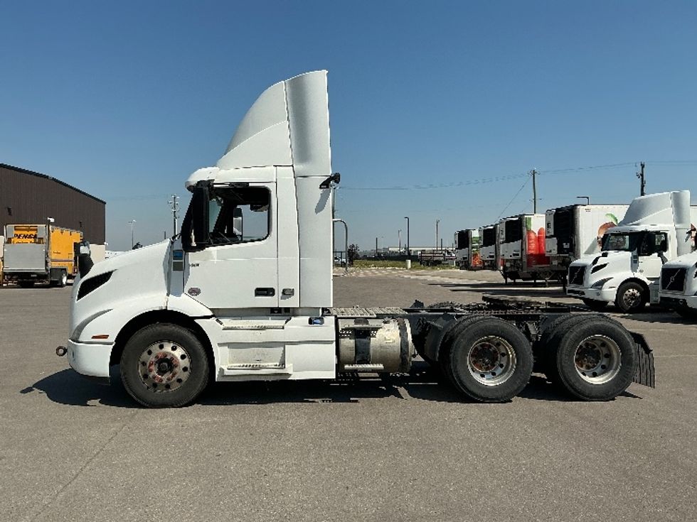 Day Cab Tractor-Heavy Duty Tractors-Volvo-2020-VNR64300-Rocky View County-AB-1,095,912\n\t\tkm-$ 36,750 - Image 4