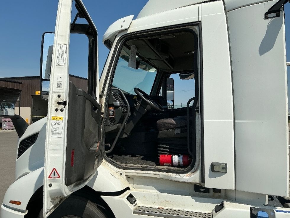 Day Cab Tractor-Heavy Duty Tractors-Volvo-2020-VNR64300-Rocky View County-AB-1,095,912\n\t\tkm-$ 36,750 - Image 9