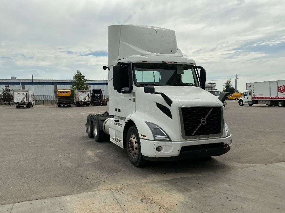 Day Cab Tractor-Heavy Duty Tractors-Volvo-2020-VNR64300-Rocky View County-AB-1,099,436\n\t\tkm-$ 30,250 - Image 1