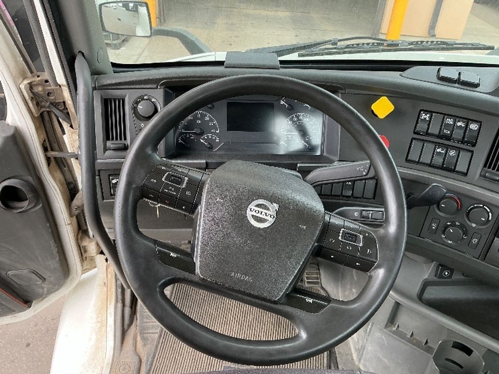 Day Cab Tractor-Heavy Duty Tractors-Volvo-2020-VNR64300-Rocky View County-AB-1,099,436\n\t\tkm-$ 30,250 - Image 11