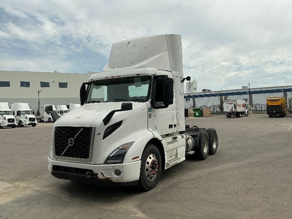 Day Cab Tractor-Heavy Duty Tractors-Volvo-2020-VNR64300-Rocky View County-AB-1,099,436\n\t\tkm-$ 30,250 - Image 3