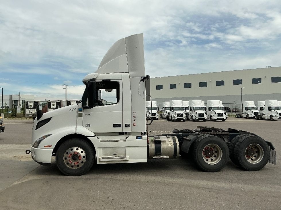 Day Cab Tractor-Heavy Duty Tractors-Volvo-2020-VNR64300-Rocky View County-AB-1,099,436\n\t\tkm-$ 30,250 - Image 4