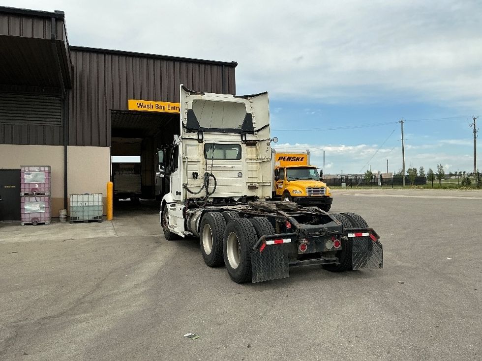 Day Cab Tractor-Heavy Duty Tractors-Volvo-2020-VNR64300-Rocky View County-AB-1,099,436\n\t\tkm-$ 30,250 - Image 5
