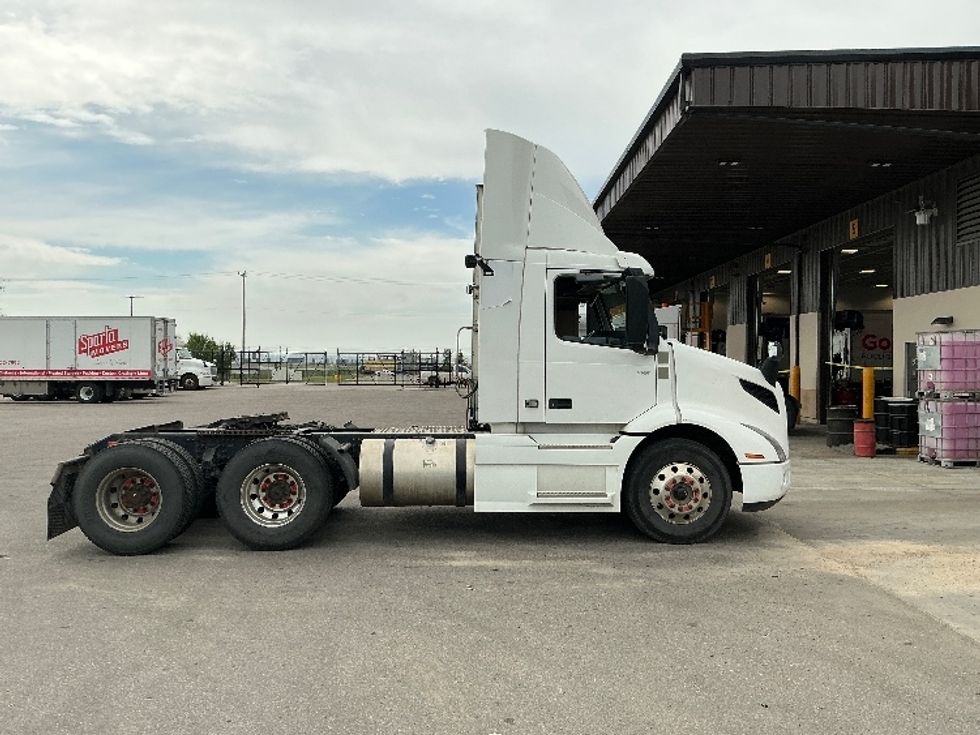 Day Cab Tractor-Heavy Duty Tractors-Volvo-2020-VNR64300-Rocky View County-AB-1,099,436\n\t\tkm-$ 30,250 - Image 8