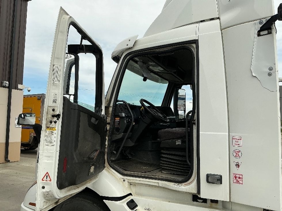 Day Cab Tractor-Heavy Duty Tractors-Volvo-2020-VNR64300-Rocky View County-AB-1,099,436\n\t\tkm-$ 30,250 - Image 9