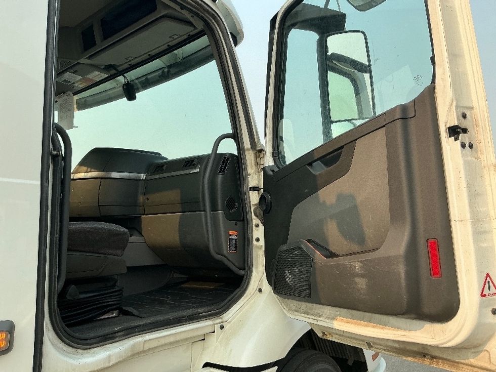 Day Cab Tractor-Heavy Duty Tractors-Volvo-2020-VNR64300-Rocky View County-AB-1,101,882\n\t\tkm-$ 30,000 - Image 11