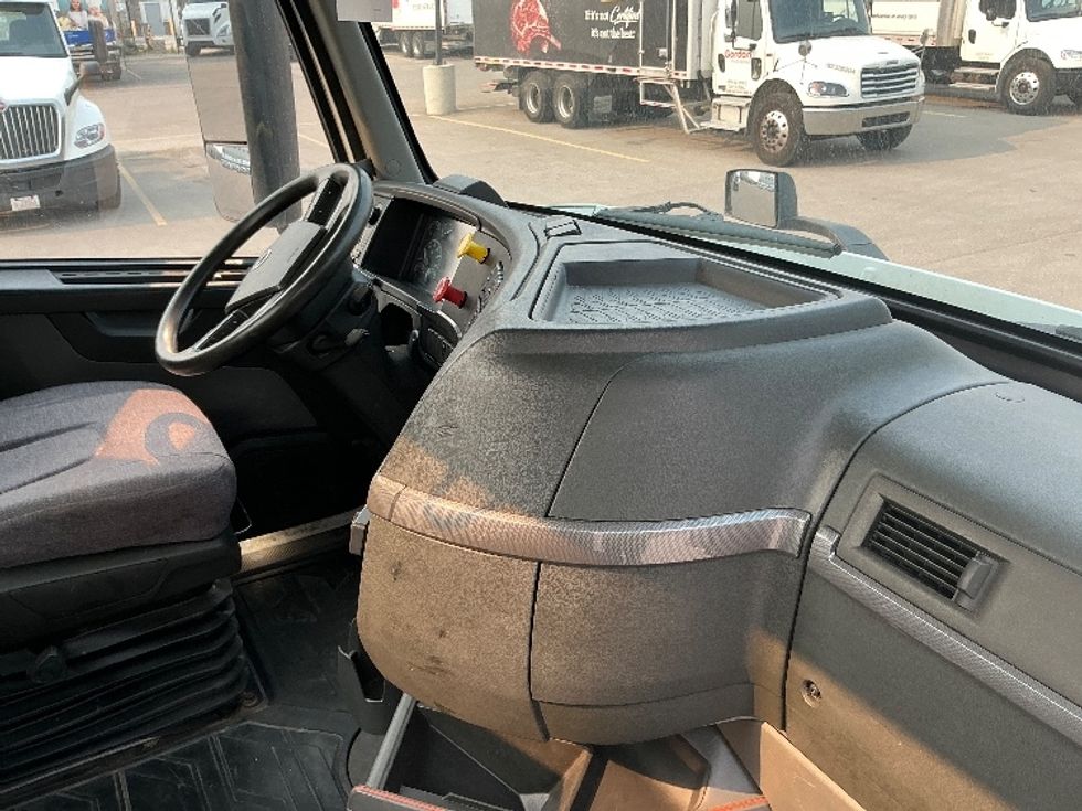 Day Cab Tractor-Heavy Duty Tractors-Volvo-2020-VNR64300-Rocky View County-AB-1,101,882\n\t\tkm-$ 30,000 - Image 13