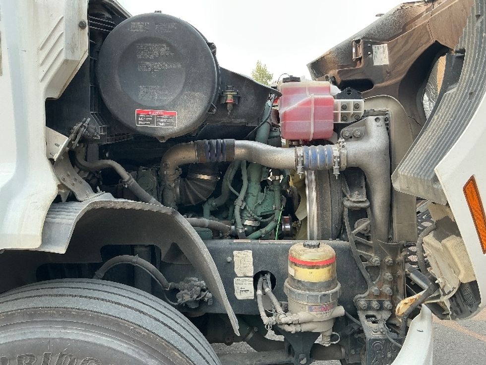 Day Cab Tractor-Heavy Duty Tractors-Volvo-2020-VNR64300-Rocky View County-AB-1,101,882\n\t\tkm-$ 30,000 - Image 15