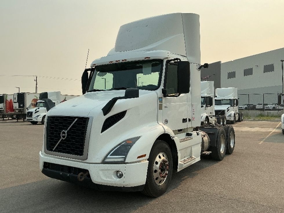 Day Cab Tractor-Heavy Duty Tractors-Volvo-2020-VNR64300-Rocky View County-AB-1,101,882\n\t\tkm-$ 30,000 - Image 3