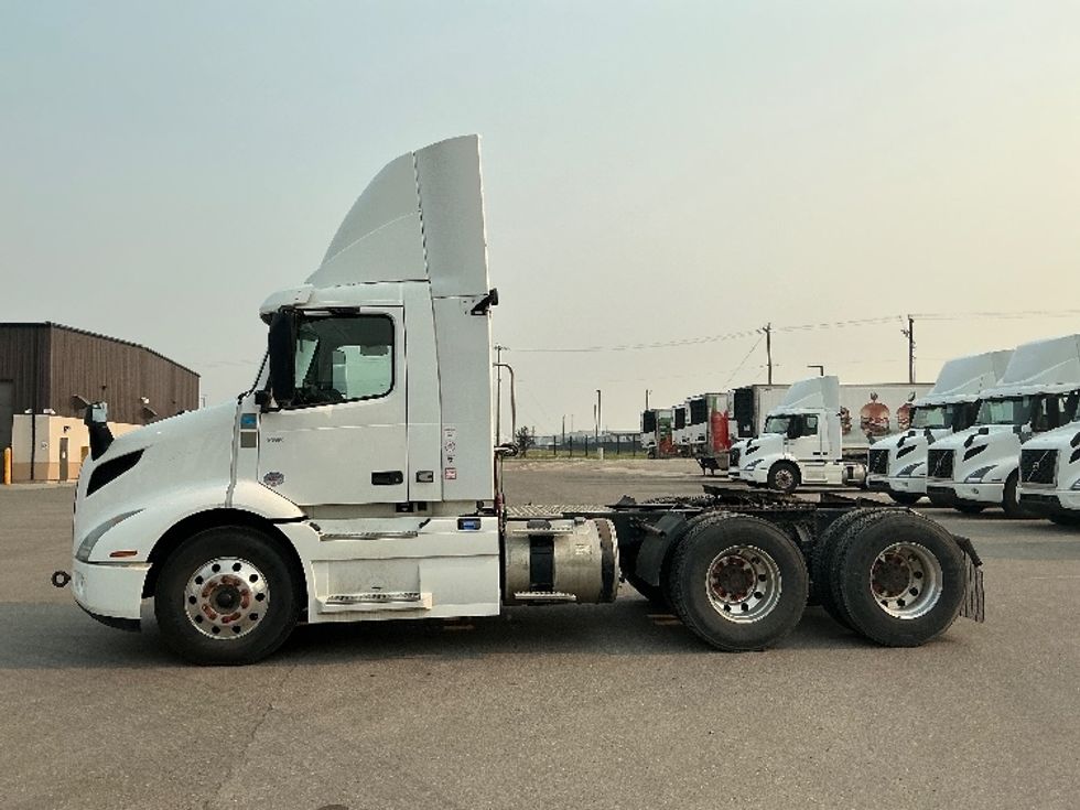 Day Cab Tractor-Heavy Duty Tractors-Volvo-2020-VNR64300-Rocky View County-AB-1,101,882\n\t\tkm-$ 30,000 - Image 4