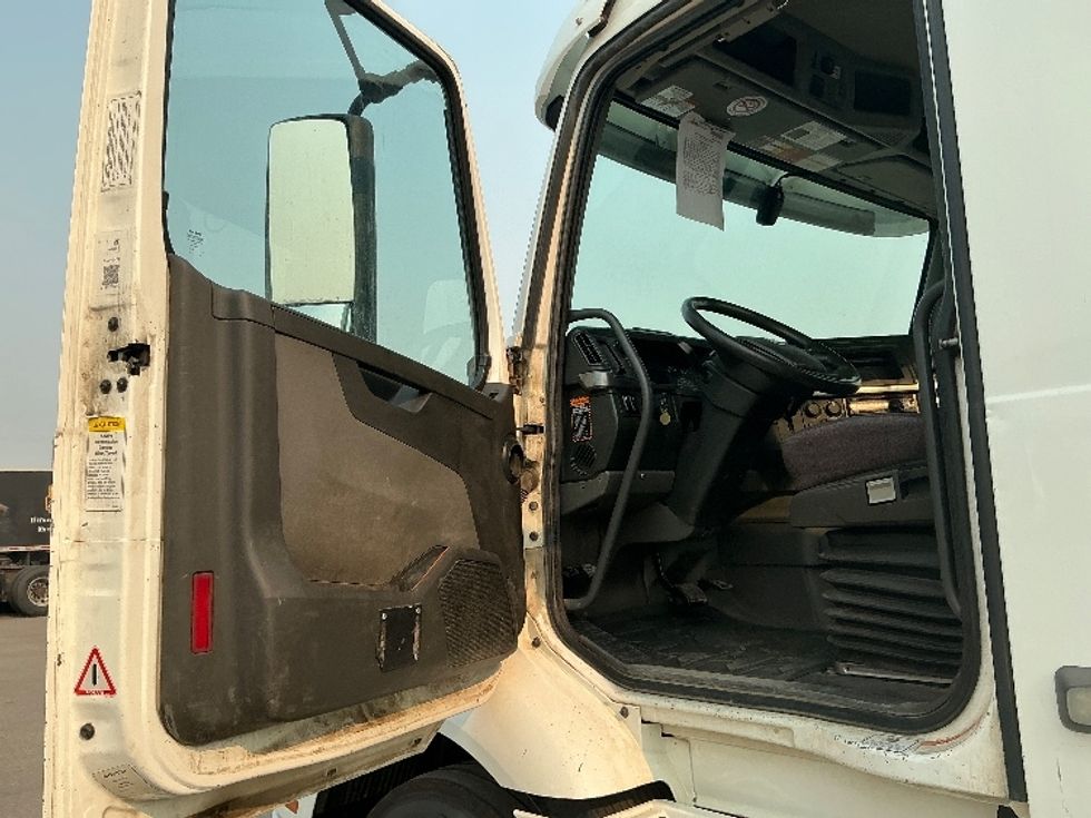 Day Cab Tractor-Heavy Duty Tractors-Volvo-2020-VNR64300-Rocky View County-AB-1,101,882\n\t\tkm-$ 30,000 - Image 9