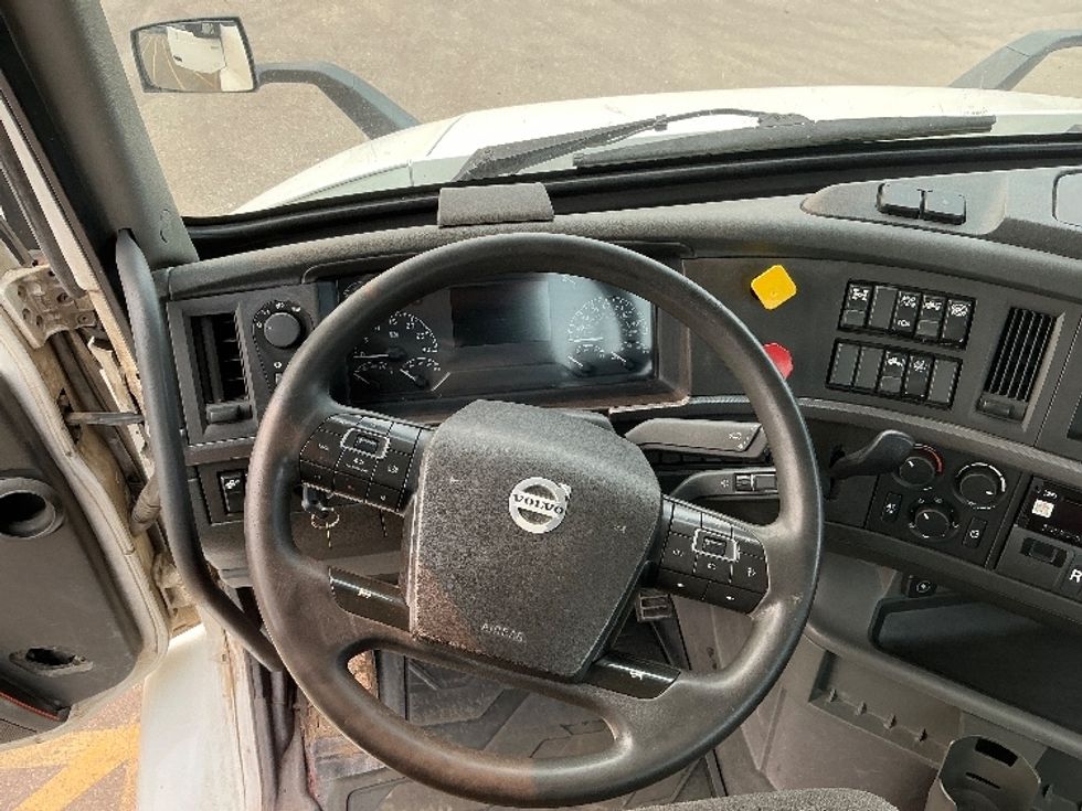 Day Cab Tractor-Heavy Duty Tractors-Volvo-2020-VNR64300-Rocky View County-AB-1,110,048\n\t\tkm-$ 29,250 - Image 11