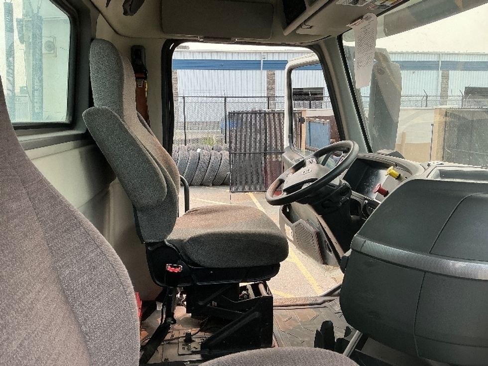 Day Cab Tractor-Heavy Duty Tractors-Volvo-2020-VNR64300-Rocky View County-AB-1,110,048\n\t\tkm-$ 29,250 - Image 14