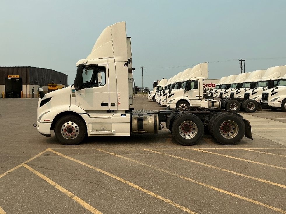 Day Cab Tractor-Heavy Duty Tractors-Volvo-2020-VNR64300-Rocky View County-AB-1,110,048\n\t\tkm-$ 29,250 - Image 4