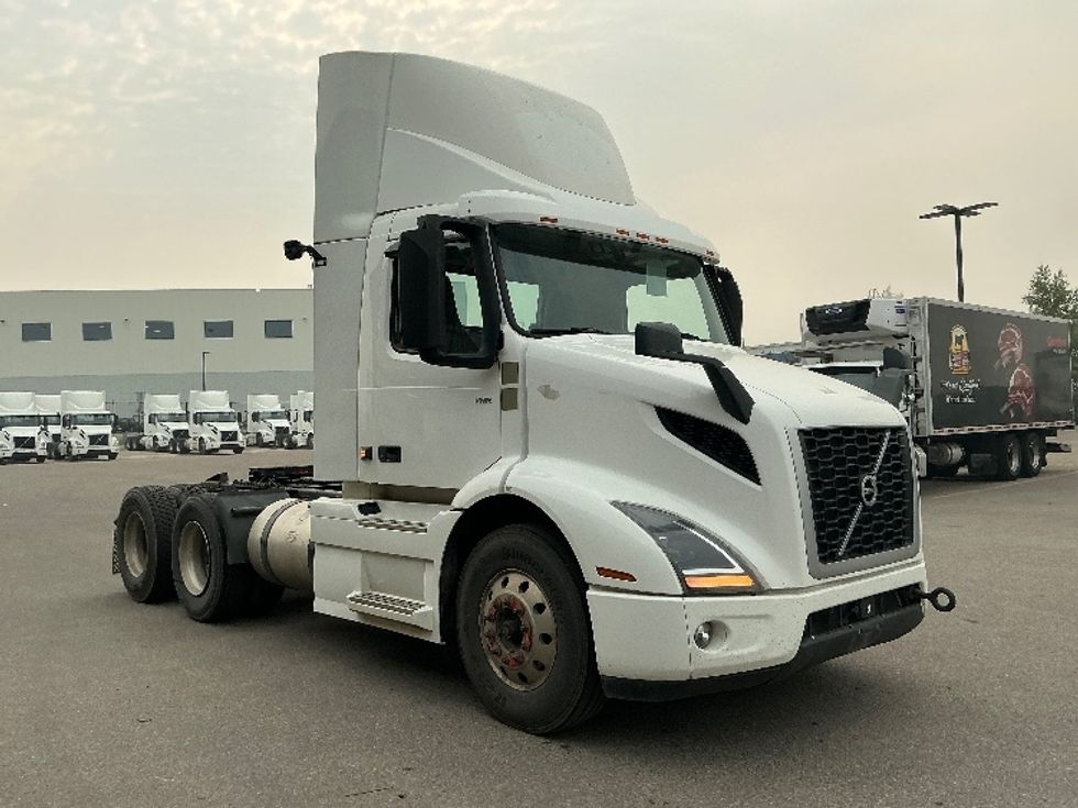 Day Cab Tractor-Heavy Duty Tractors-Volvo-2020-VNR64300-Rocky View County-AB-1,113,956\n\t\tkm-$ 35,000 - Image 1