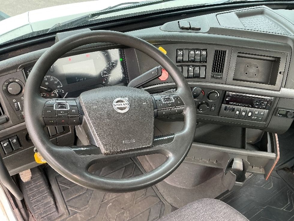Day Cab Tractor-Heavy Duty Tractors-Volvo-2020-VNR64300-Rocky View County-AB-1,113,956\n\t\tkm-$ 35,000 - Image 10